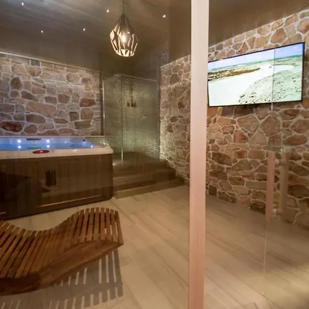 Gabriel - Three Bedroom With Outdoor Pool Vila *