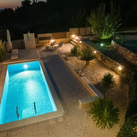 Vila Gabriel - Three Bedroom With Outdoor Pool *