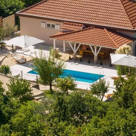 Gabriel - Three Bedroom With Outdoor Pool *