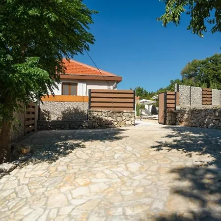 Gabriel - Three Bedroom With Outdoor Pool Drnis