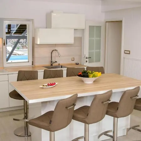 Gabriel - Three Bedroom With Outdoor Pool * Drnis