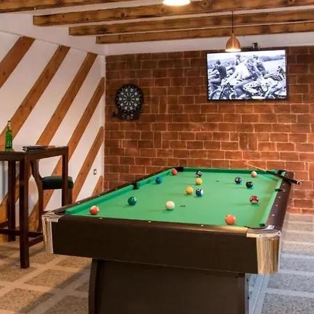 Gabriel - Three Bedroom With Outdoor Pool Vila Drniš