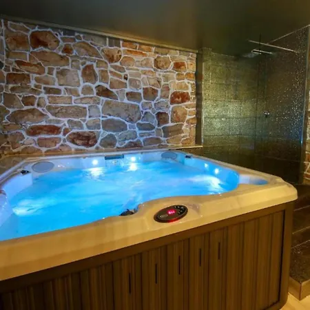 Gabriel - Three Bedroom With Outdoor Pool *
