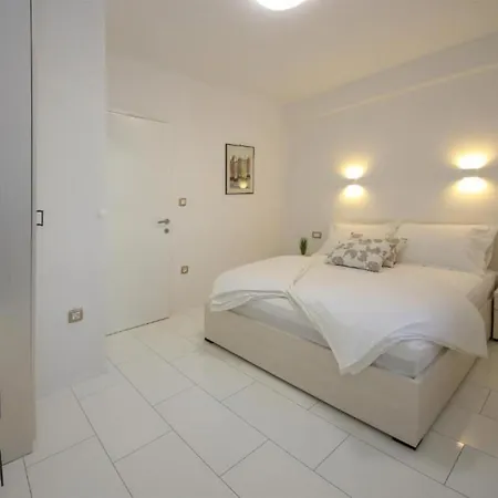 Gabriel - Three Bedroom With Outdoor Pool Drniš