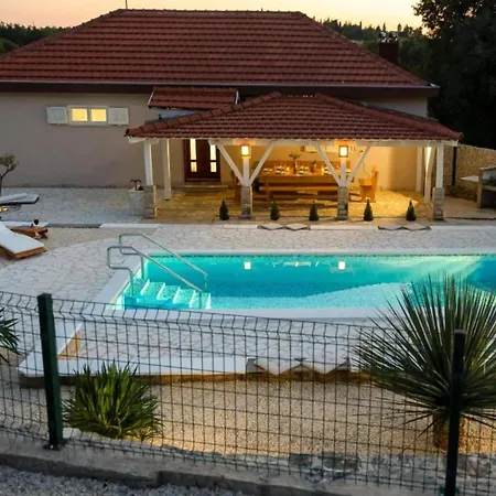 Gabriel - Three Bedroom With Outdoor Pool * Drniš