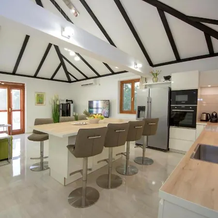 Gabriel - Three Bedroom With Outdoor Pool
