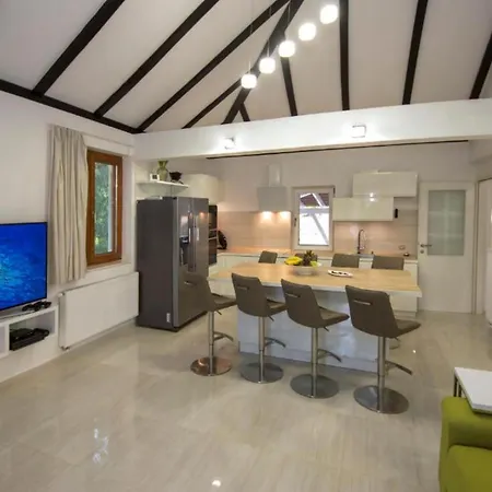 Gabriel - Three Bedroom With Outdoor Pool Vila