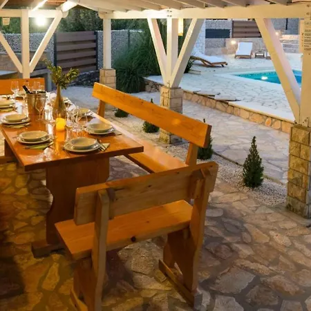 Gabriel - Three Bedroom With Outdoor Pool Vila Drniš