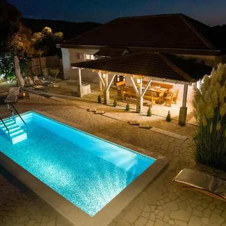 Gabriel - Three Bedroom With Outdoor Pool *