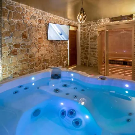 Gabriel - Three Bedroom With Outdoor Pool Vila *