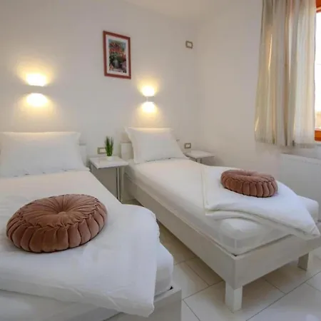 Gabriel - Three Bedroom With Outdoor Pool