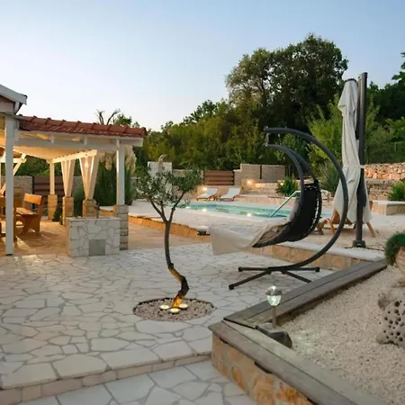 Gabriel - Three Bedroom With Outdoor Pool Vila