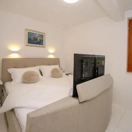Villa Gabriel - Three Bedroom With Outdoor Pool Drnis