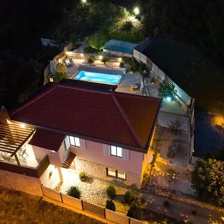 Gabriel - Three Bedroom With Outdoor Pool Vila