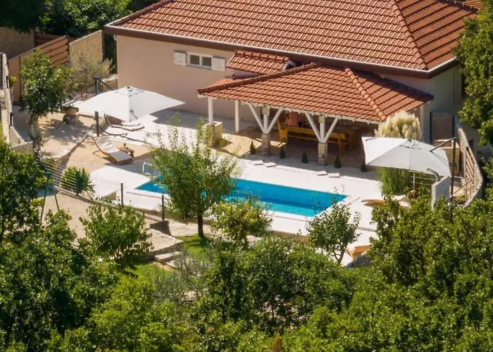 Gabriel - Three Bedroom With Outdoor Pool *
