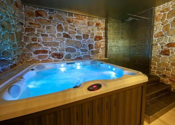 Gabriel - Three Bedroom With Outdoor Pool *