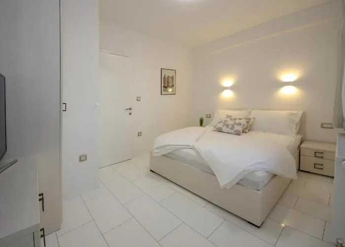 Gabriel - Three Bedroom With Outdoor Pool Drniš