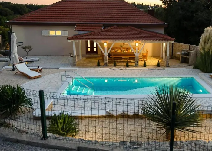 Gabriel - Three Bedroom With Outdoor Pool * Drniš