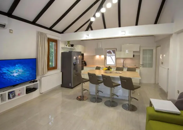 Gabriel - Three Bedroom With Outdoor Pool וילה