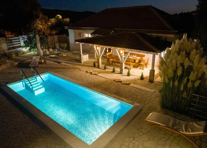 Gabriel - Three Bedroom With Outdoor Pool *