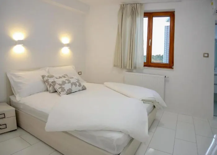 Gabriel - Three Bedroom With Outdoor Pool * Drniš