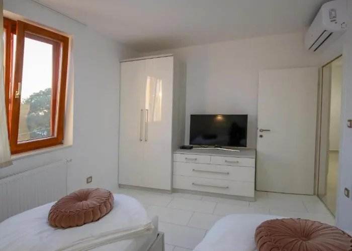 וילה Gabriel - Three Bedroom With Outdoor Pool