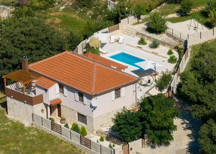 Gabriel - Three Bedroom With Outdoor Pool Drniš